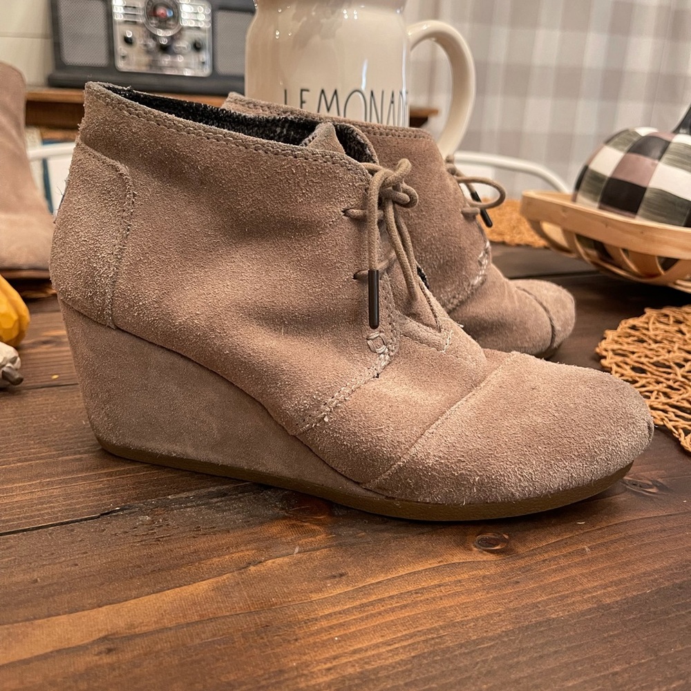 Tom’s tan lace up wedge